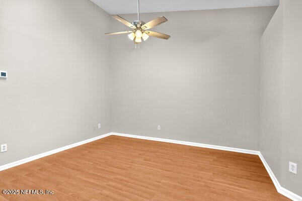 empty room featuring light wood-style flooring, baseboards, and ceiling fan