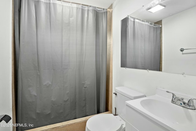 full bath with toilet, a shower with curtain, and vanity