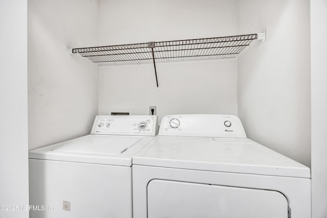 laundry room with laundry area and independent washer and dryer