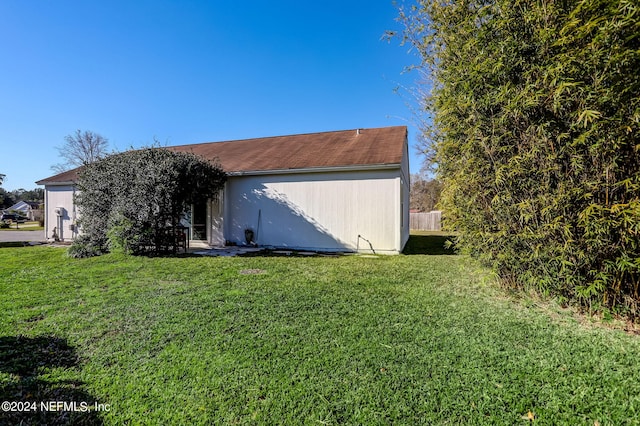 view of front of house featuring a front yard