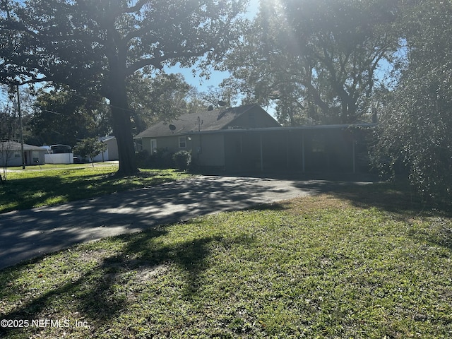 view of yard featuring driveway