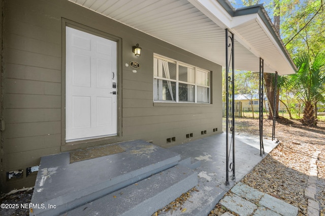 entrance to property with crawl space