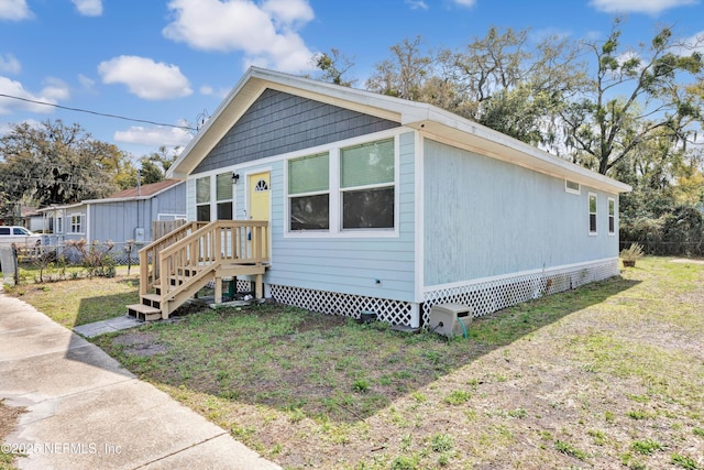 view of front of house featuring a front yard and fence