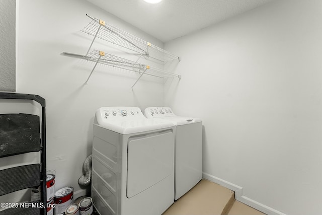 laundry area with laundry area, independent washer and dryer, and baseboards