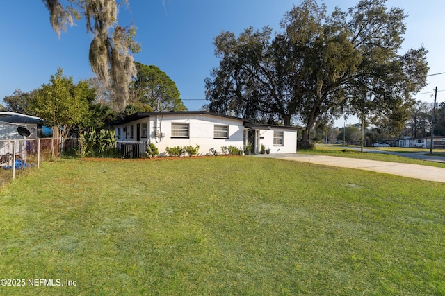 view of front facade with fence and a front lawn