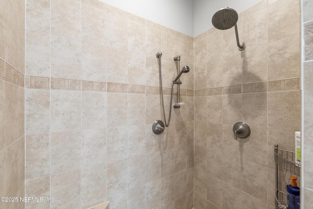 bathroom featuring tiled shower