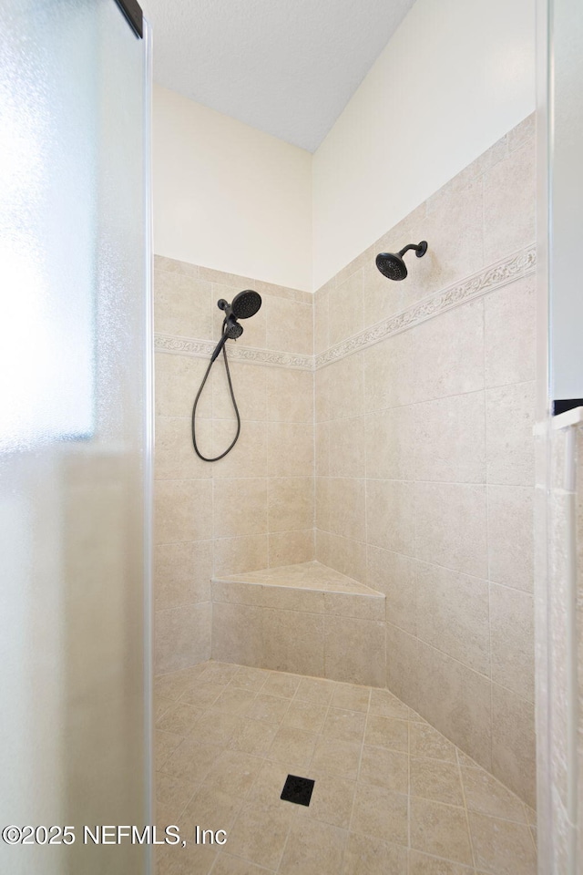 bathroom featuring a tile shower