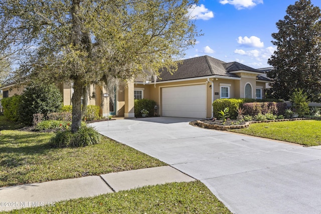 view of front of house featuring a garage, stucco siding, driveway, and a front yard