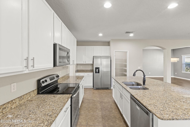 kitchen featuring visible vents, recessed lighting, appliances with stainless steel finishes, white cabinets, and a sink