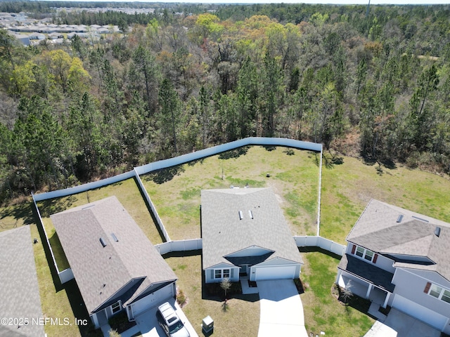 birds eye view of property featuring a forest view