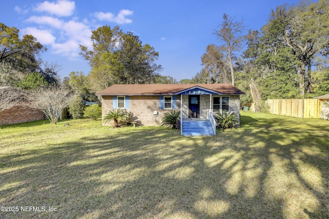 view of front of property featuring a front yard and fence