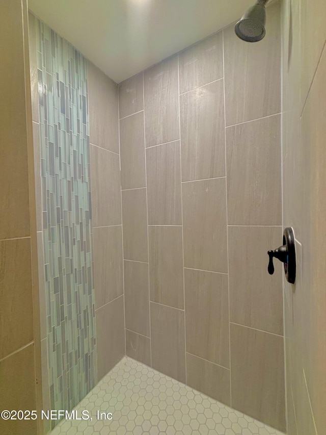 full bathroom featuring a tile shower