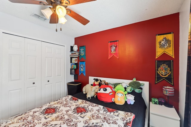 bedroom featuring visible vents, a textured ceiling, a closet, and a ceiling fan