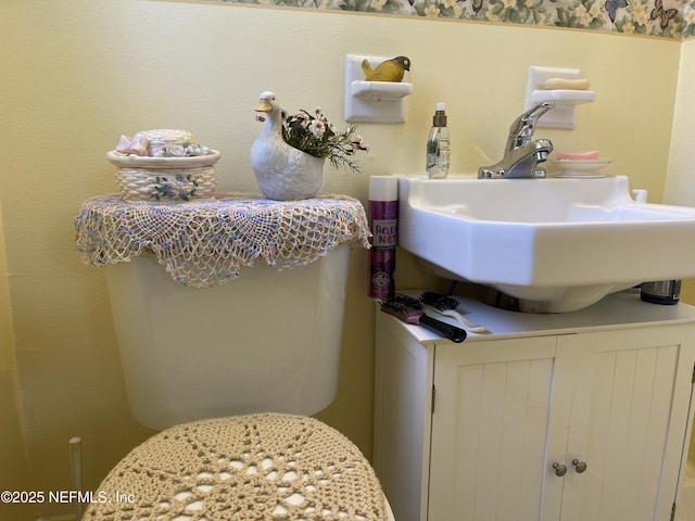 bathroom featuring a sink