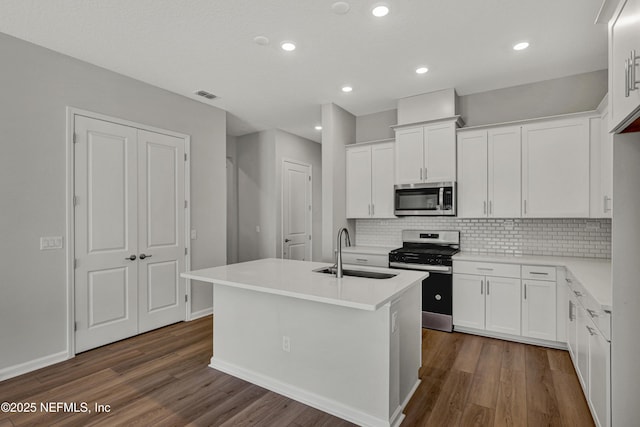 4484 Sun Garden Dr, Jacksonville, FL 32257 - kitchen featuring a sink, dark wood finished floors, visible vents, and stainless steel appliances