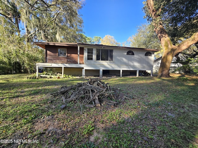 view of front of house with a front lawn