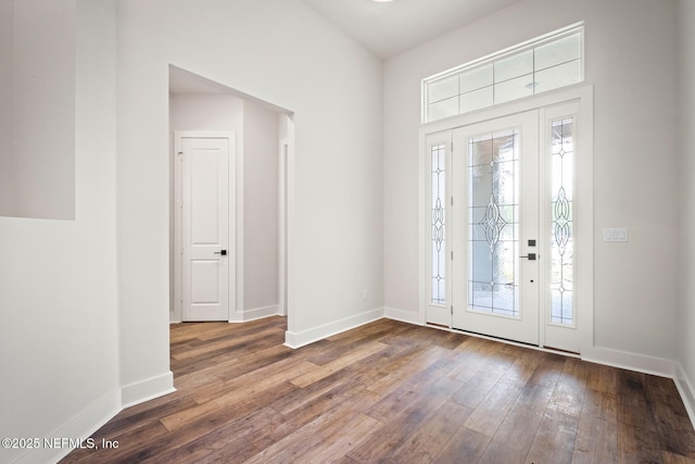 entrance foyer featuring a wealth of natural light, hardwood / wood-style flooring, and baseboards