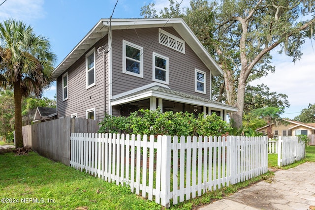 view of front of home featuring a fenced front yard