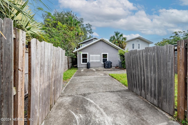 view of front facade with fence