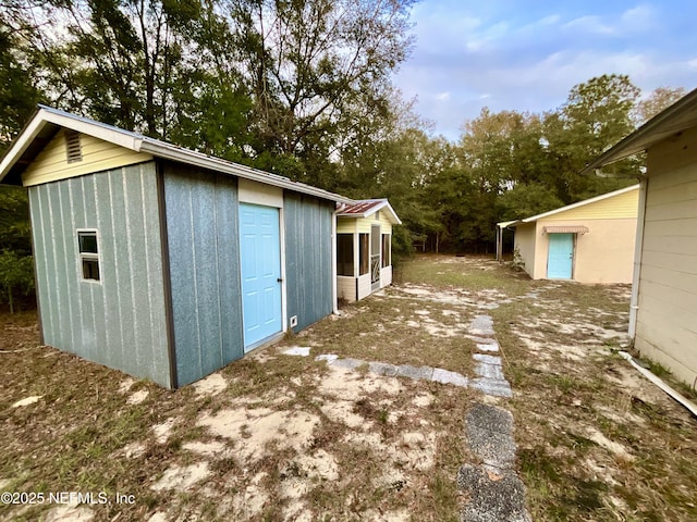 view of outdoor structure with an outbuilding