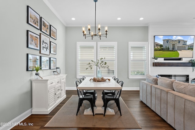 dining space featuring an inviting chandelier, dark wood-style floors, and baseboards