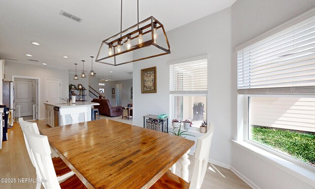 dining room featuring light wood-style flooring, recessed lighting, visible vents, and baseboards