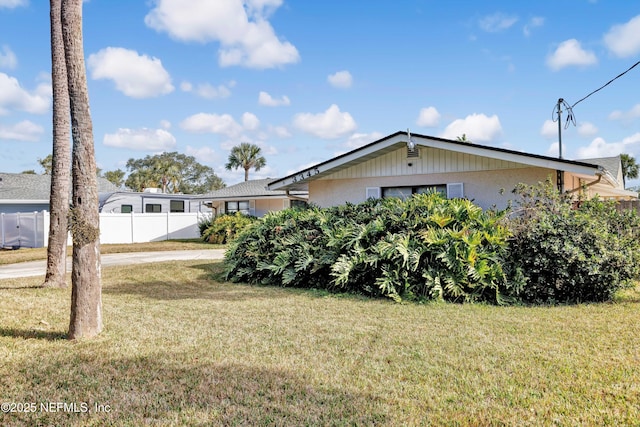 view of front of property featuring a front lawn and fence