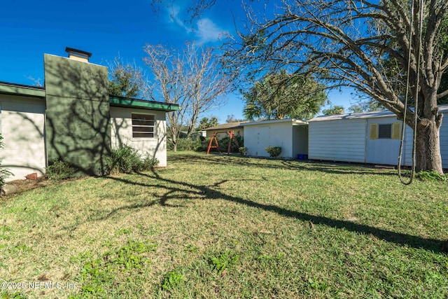 view of yard featuring an outbuilding