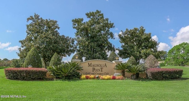 community sign featuring a yard