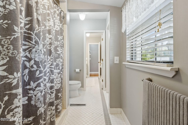 full bath with visible vents, baseboards, toilet, a shower with curtain, and tile patterned floors