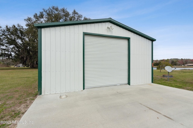 view of outdoor structure with an outbuilding and driveway