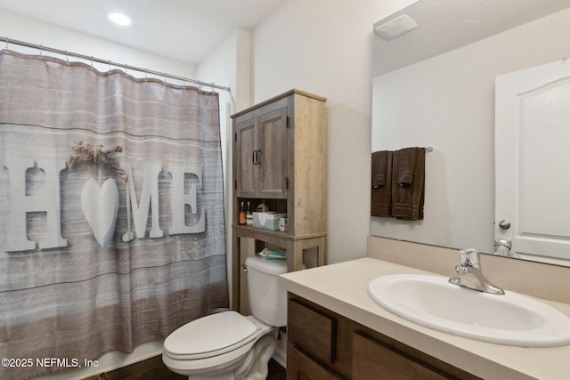 full bathroom featuring toilet, a shower with curtain, and vanity