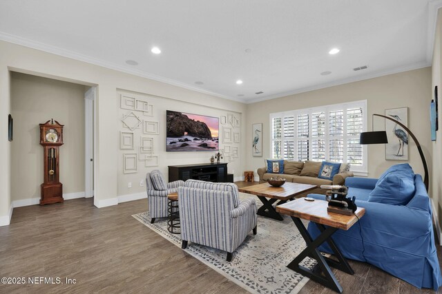 living room with wood finished floors, visible vents, baseboards, recessed lighting, and ornamental molding