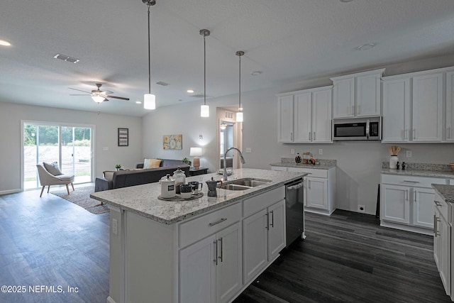 kitchen featuring stainless steel appliances, a sink, visible vents, white cabinetry, and dark wood-style floors