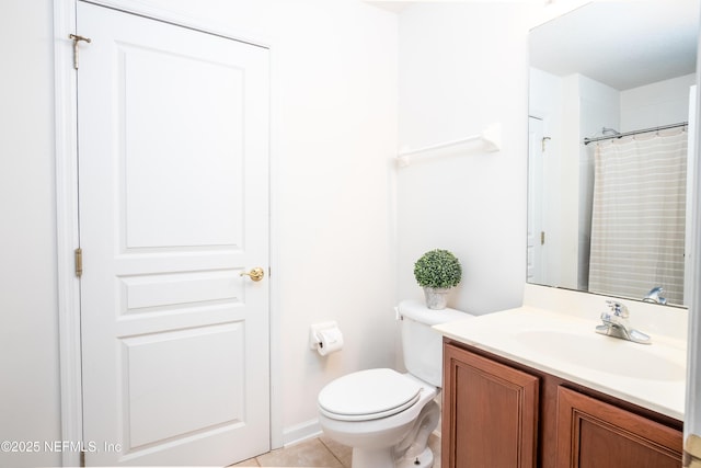 full bathroom featuring toilet, tile patterned flooring, a shower with shower curtain, and vanity