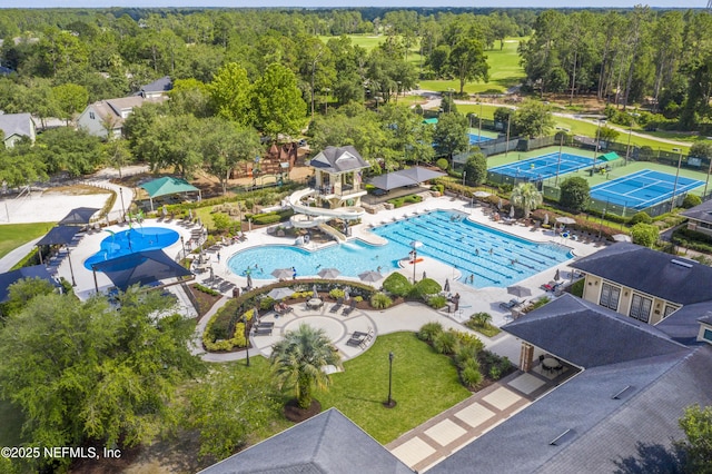 birds eye view of property featuring a forest view