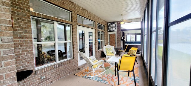 sunroom with ceiling fan