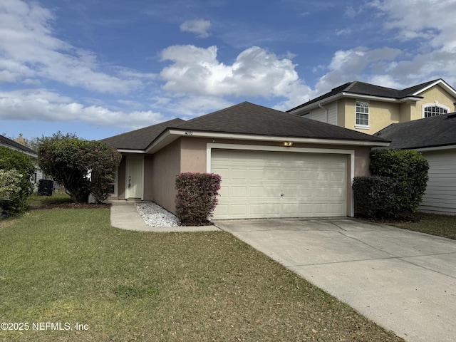 view of front of home with roof with shingles, stucco siding, an attached garage, a front yard, and driveway