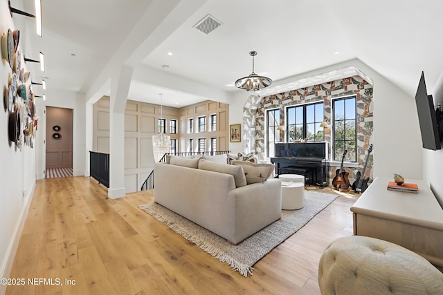 living area featuring light wood-style floors, recessed lighting, visible vents, and baseboards