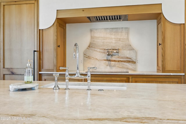 room details featuring visible vents, decorative backsplash, and a sink