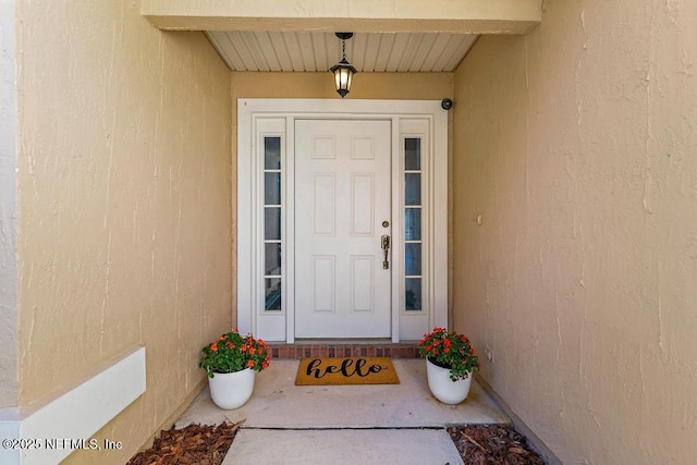 property entrance featuring stucco siding