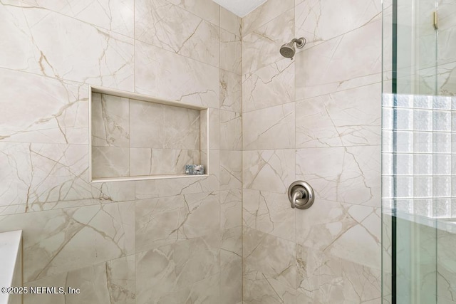 bathroom featuring a tile shower