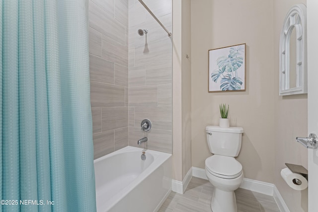 full bath with toilet, baseboards, and shower / bath combo with shower curtain