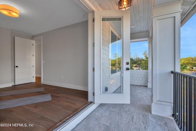 entryway featuring baseboards