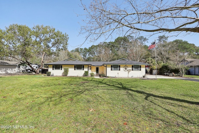 ranch-style house featuring a front yard