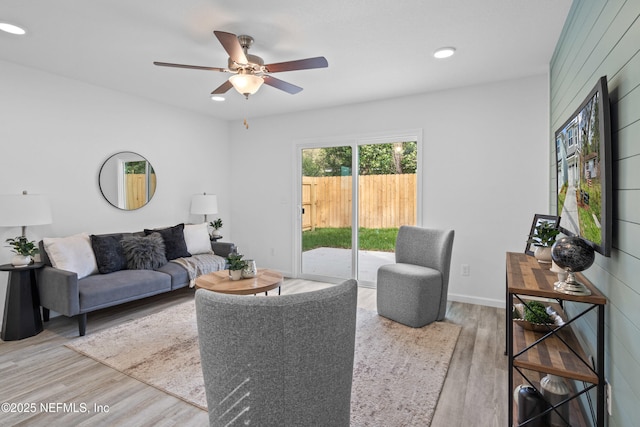 living room featuring ceiling fan, recessed lighting, wood finished floors, and baseboards