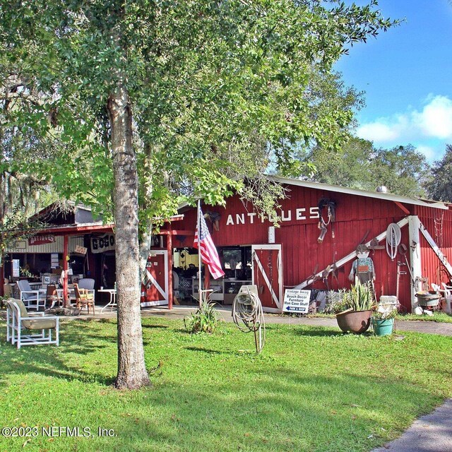 view of yard with an outdoor structure and a pole building