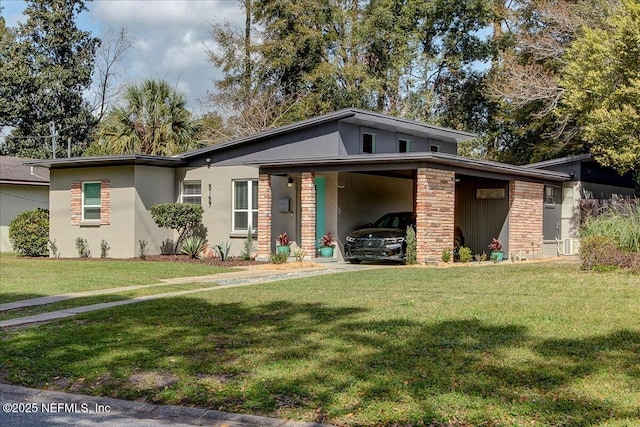 mid-century modern home with stucco siding, a carport, and a front yard