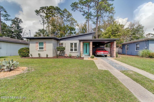 view of front of home featuring a carport, a front yard, and driveway