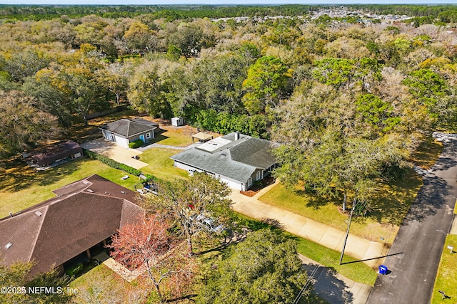 bird's eye view featuring a wooded view